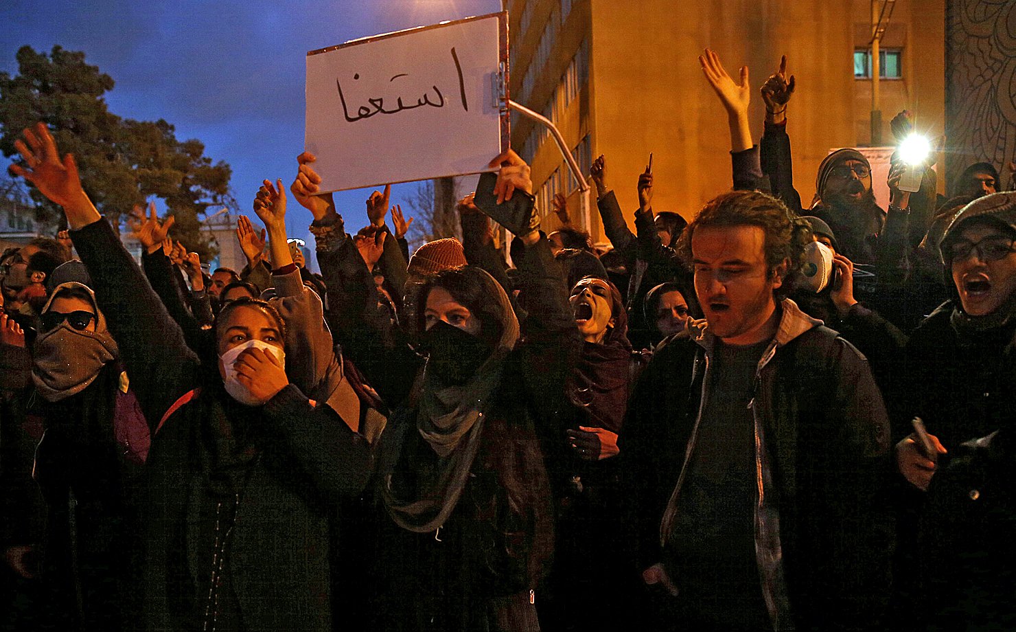 Embaixador britânico detido no Irã nega participação em protesto