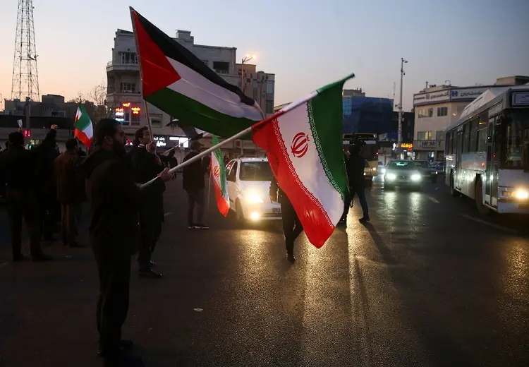 Iranianos celebram ataque de ontem contra EUA: Israel e Dubai podem ser próximos alvos em caso de reação americana, segundo Teerã (West Asia News Agency/Reuters)