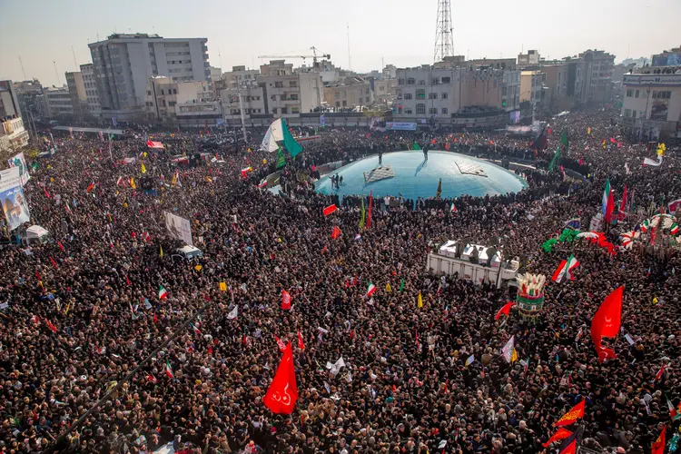 Irã: multidão de iranianos se despede de corpo do general e protesta contra ação do Estados Unidos (Majid Saeedi/Getty Images)