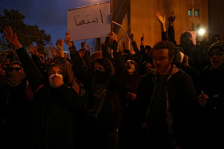 Protestos no Irã: manifestantes fazem ato contra o governo após admissão de culpa em queda de avião que matou 176 pessoas (Nazanin Tabatabaee/WANA via/Reuters)