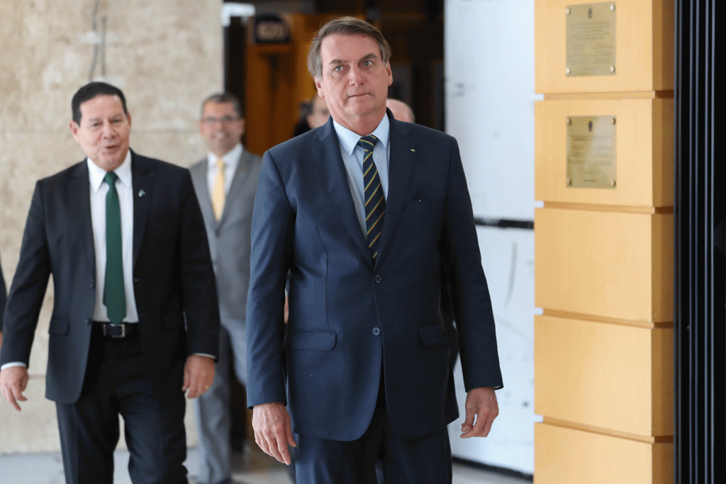 Bolsonaro diz que não viu "nada de errado" no desempenho de chefe da Secom