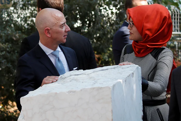 Jeff Bezos e a viúva do jornalista Jamal Khashoggi: príncipe saudita envolvido na morte do jornalista estaria por trás de invasão ao dispositivo do dono da Amazon e do jornal The Washington Post (Umit Bektas/File Photo/Reuters)