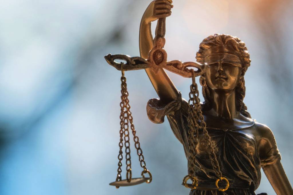 Justiça: a lei define que 45 condutas poderão ser punidas com até quatro anos de detenção, multa e indenização à pessoa afetada (EyeEm/Getty Images)