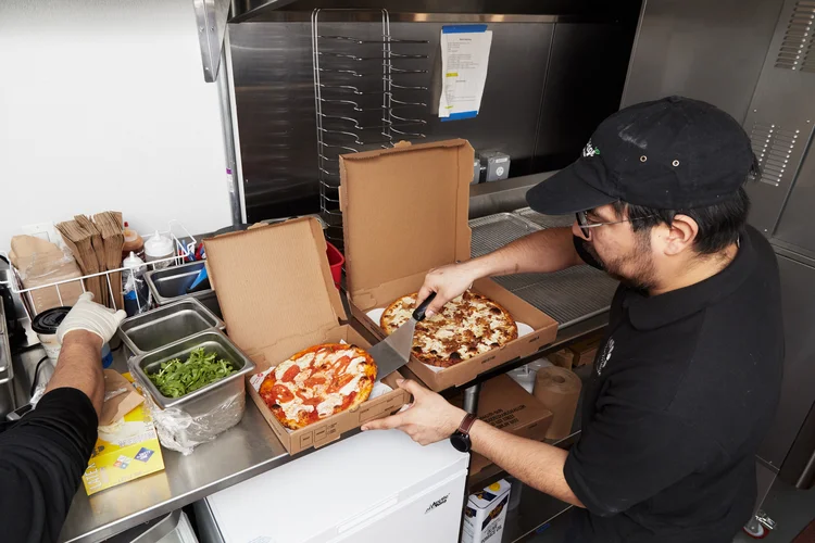 Pizza em uma cozinha fantasma em Zuul Kitchens, Nova York (Andrew White/The New York Times)