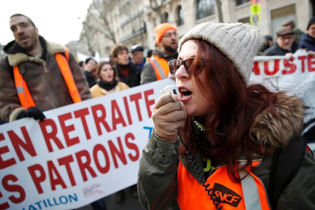 Milhares de manifestantes se reúnem em Paris contra reforma da Previdência