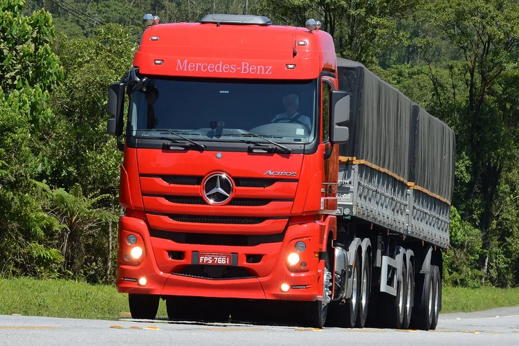 Modelo extrapesado da marca, usado em setores como do agronegócio, ganhou destaque nas vendas (Mercedes-Benz/Divulgação)