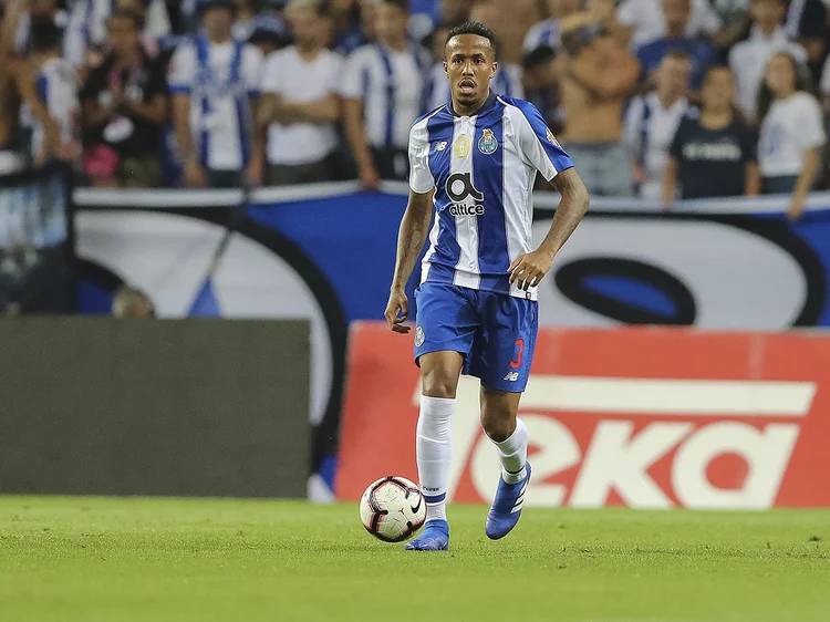 Éder Militão com a camisa do Porto, antigo clube: sua transferência para o Real Madrid por 50 milhões de euros foi a mais cara de um brasileiro no ano (Porto/Divulgação)