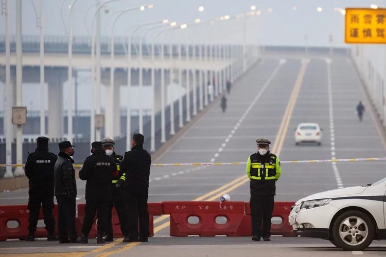 Bloqueio em ponte na província de Hubei, na China: autoridades tentam conter propagação maior do novo coronavírus (Thomas Peter/Reuters)