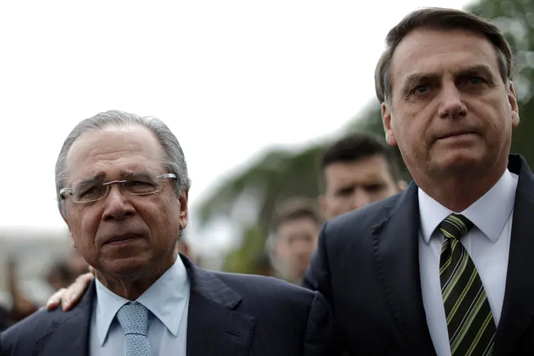 Paulo Guedes e Jair Bolsonaro: ministro e presidente anunciaram mudança no valor do salário mínimo após reunião (Ueslei Marcelino/Reuters)