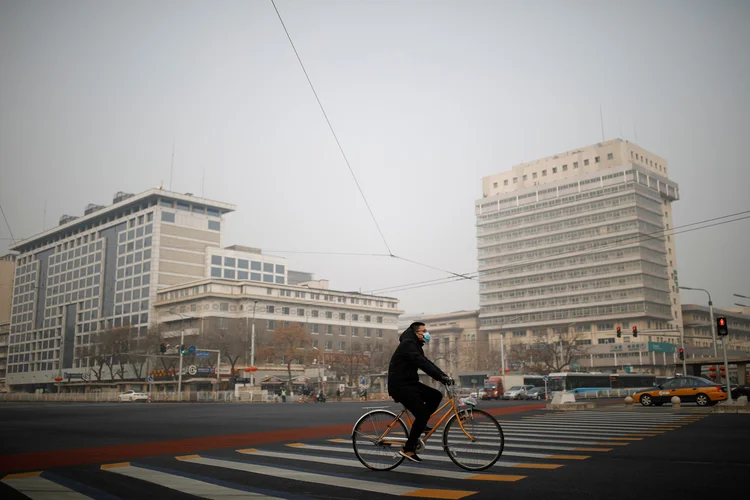 China: país proibiu entrada de estrangeiros como tentativa de diminuir ainda mais o número de casos do novo coronavírus (Carlos Garcia Rawlins/Reuters)