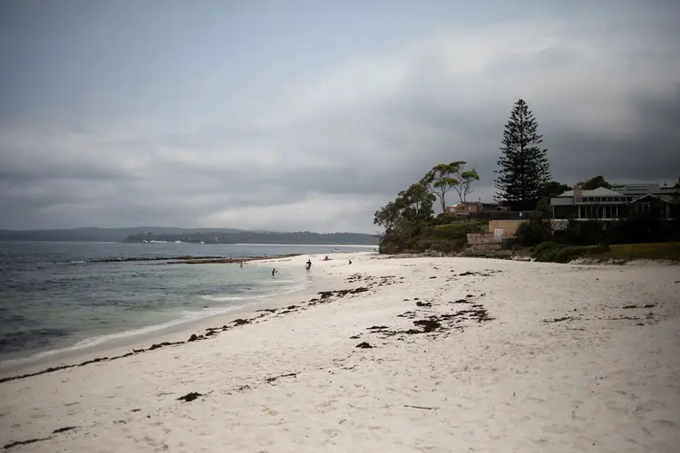 Hyams Beach: em uma semana normal de janeiro, turistas estariam se acotovelando para encontrar espaço nas areias brancas da praia australiana (Alkis Konstantinidis/Reuters)