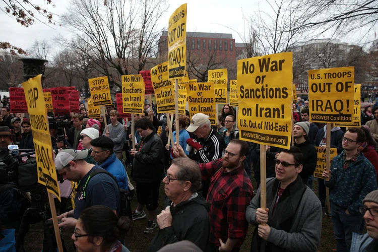 Protestos nos Estados Unidos: americanos pedem que as tropas do país deixem o Irã (Anadolu Agency/Getty Images)