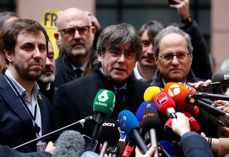 Europa: ex-líder do governo catatlão Carles Puigdemont (ao centro), dá entrevista a jornalistas ao chegar ao Parlamento Europe (Vincent Kessler/Reuters)