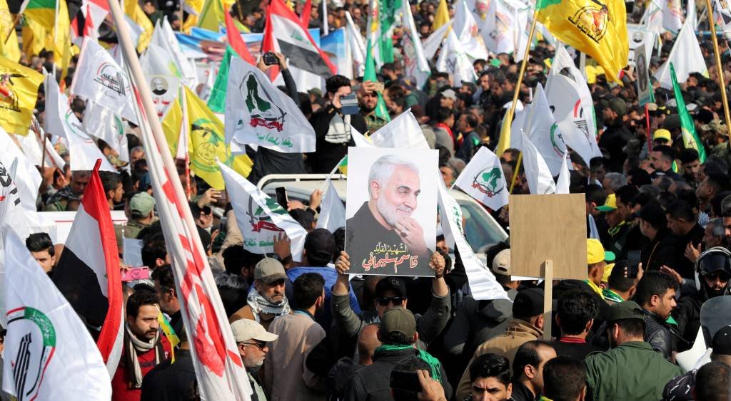 Milhares de pessoas vão ao funeral de general iraniano morto pelos EUA