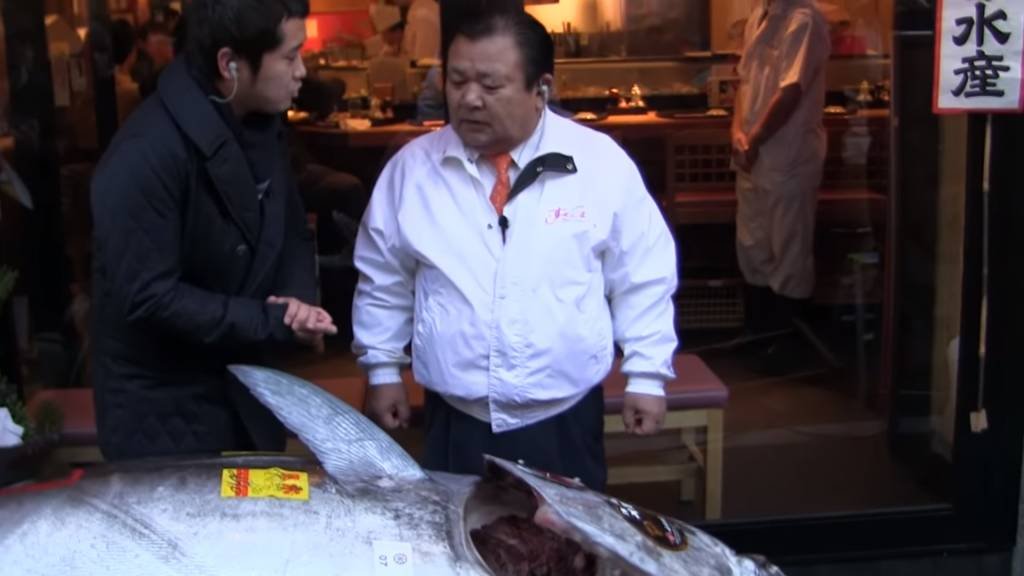 "Rei do atum" paga US$ 1,8 milhão por exemplar de 276 kg no Japão