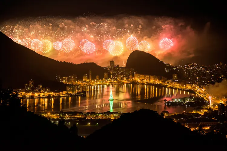 Queima de fogos: Rio de Janeiro é destino de turistas de todo o mundo. (Ze Martinusso/Getty Images)