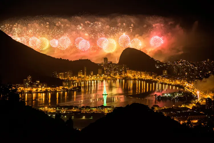 Queima de fogos no Rio de Janeiro |  Foto: Ze Martinusso/ Getty Images (Ze Martinusso/Getty Images)