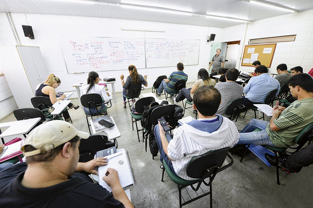 Ações de educação sobem após prévia de resultado do 3º tri