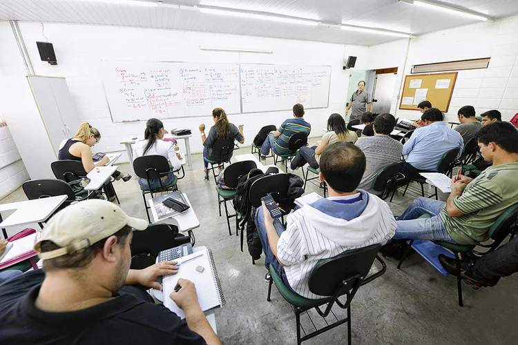 Faculdade: número de alunos presenciais caiu em 2016 e 2017 e deve ter recuado também em 2018 e 2019 (Germano Lüders/Exame)