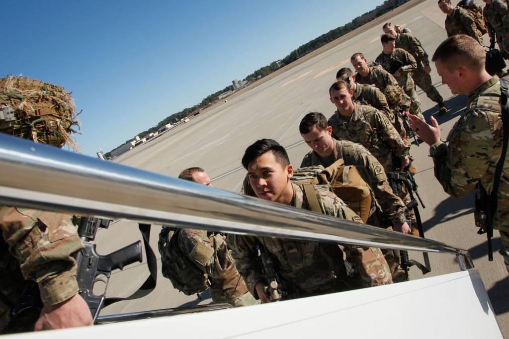 Soldados dos EUA embarcam para o Oriente Médio: "Vamos para a guerra"