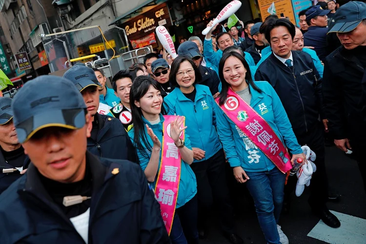 Tsai Ing-Wen em campanha: favorita contra candidato que defende maior aproximação com Pequim  (Tyrone Siu/Reuters)