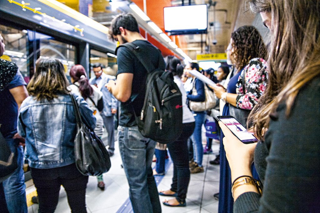 Pessoas com celular no metrô de São Paulo: 5G oferecerá alta velocidade (Leandro Fonseca/Exame)