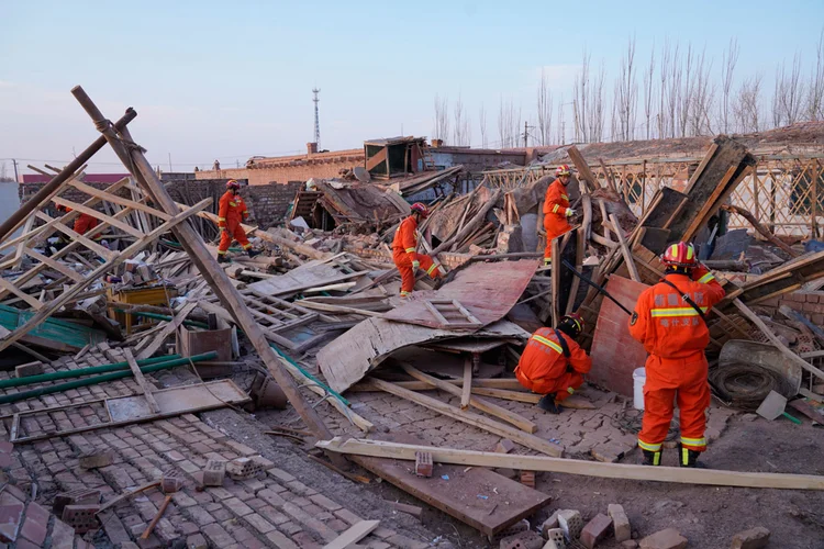 Xinjiang: agentes de segurança locais trabalham em região afetada pelo terremoto na China (Barcroft Media/Getty Images)