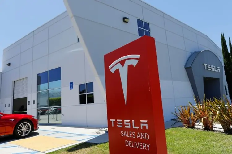 Tesla: o diretor financeiro da Tesla, Zach Kirkhorn, disse na teleconferência trimestral da empresa na semana passada que a fábrica permanecerá fechada por mais uma semana ou uma semana e meia (Mike Blake/Reuters)