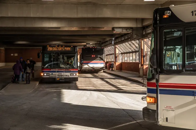 TRANSPORTE:  as cidades de Kansas City, no Missouri, e Olympia, em Washington, declararam que seus ônibus estariam livres de passagens este ano. / (Greta Rybus/The New York Times) (Greta Rybus/The New York Times)