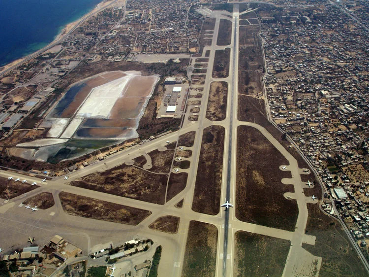 Aeroporto Internacional de Mitiga: seis foguetes foram lançados, ameaçando à segurança do tráfego aéreo (Bashar Shglila/Getty Images)