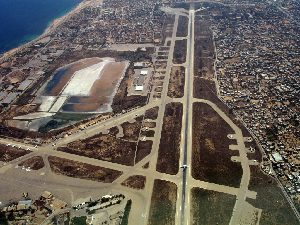 Aeroporto Internacional de Mitiga: seis foguetes foram lançados, ameaçando à segurança do tráfego aéreo (Bashar Shglila/Getty Images)