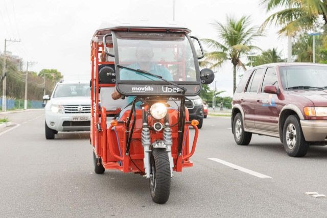 Veículo Tuk-Tuk nas ruas de Vitória (Uber/Divulgação)
