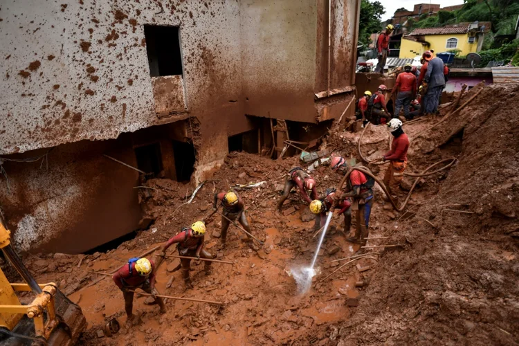 Chuvas: A volta das águas barrentas para dentro das casas de quem sofreu com o rompimento das barragens traz riscos para a saúde dos moradores (AFP/AFP)