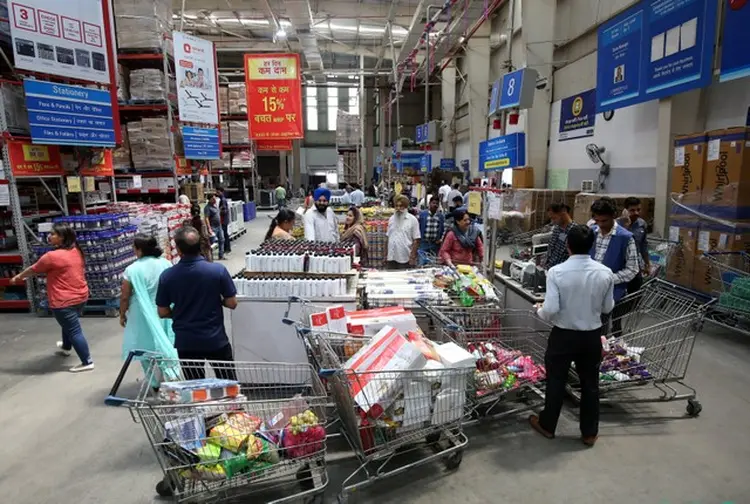 Supermercado na Índia: Brasil vê potencial para comércio com o país passar de US$ 7 bilhões para US$ 25 bilhões (Mukesh Gupta/Reuters)