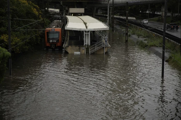 Circulação de trens da linha 9 Esmeralda da CPTM ficou suspensa na manhã desta segunda-feira (10) devido ao transbordamento do rio Pinheiros em quase toda a sua extensão. (Bruno Rocha/Fotoarena)