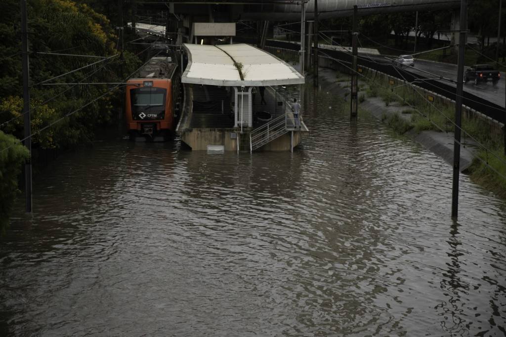 Veja fotos e vídeos da chuva que paralisa São Paulo nesta segunda