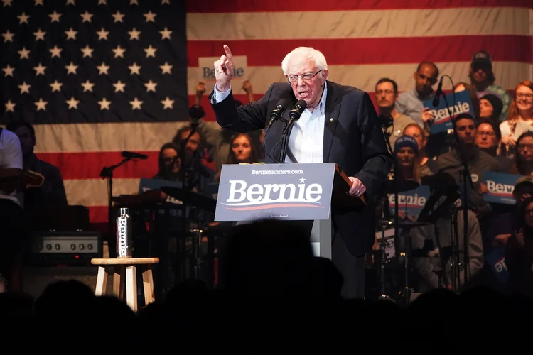 Senador Bernie Sanders fala durante comício das primárias dos democratas no Iowa (Carlo Allegri/Reuters)