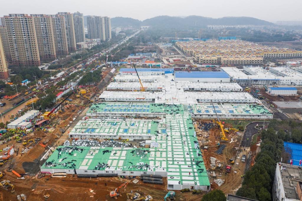 Huoshenshan: Imagens deste domingo (2/02) mostram estágio avançado de obras do novo hospital, que começou a ser erguido há 8 dias (China Daily/Reuters)