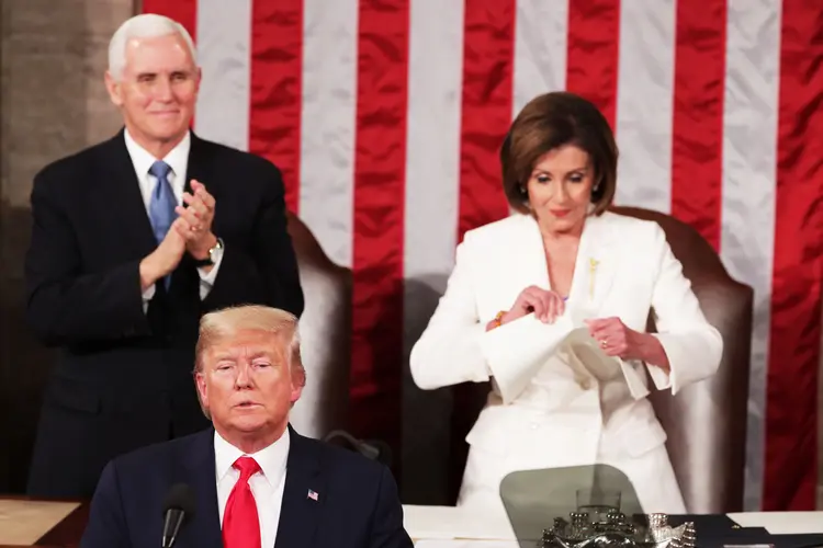 Donald Trump e Nancy Pelosi: cena foi o desfecho de um clima nada amistoso que começou assim que Trump chegou ao púlpito da Câmara (Jonathan Ernst/Reuters)