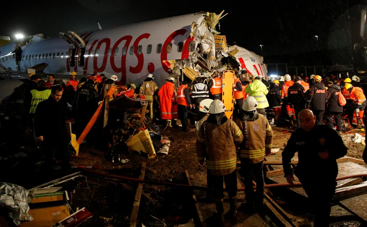 Avião se parte ao aterrissar em aeroporto na Turquia (Kemal Aslan/Reuters)