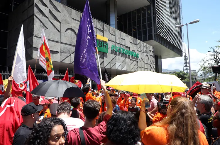 Petrobras: trabalhadores protestam em frente à sede da empresa durante greve (Marcelo Carnaval/Reuters)