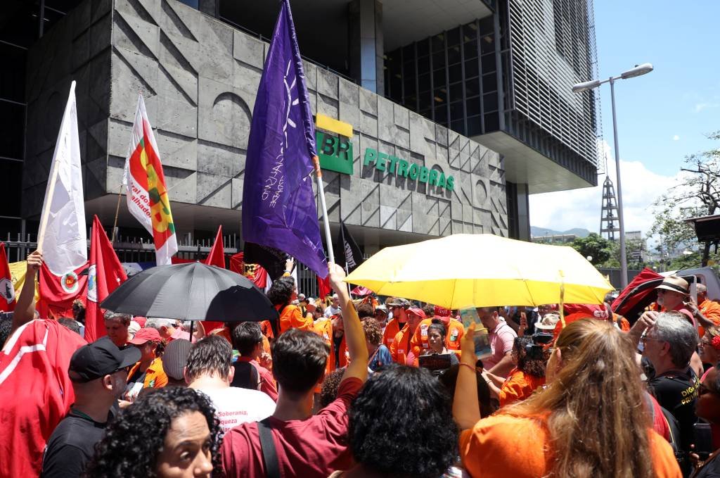 Com greve, Petrobras inicia contratações emergenciais