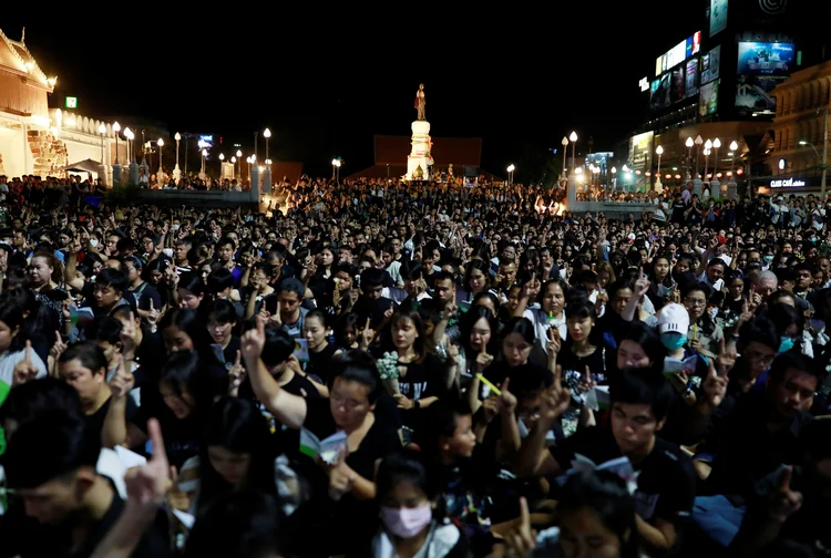 Nakhon Ratchasima: pessoas rezam pelas vítimas que morreram em massacre (Soe Zeya Tun/Reuters)
