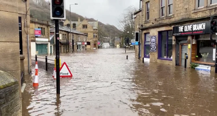 Inglaterra: rua de cidade de Hebden Bridgede fica inundada após tempestade Ciara (Arquivo Pessoal/Reuters)