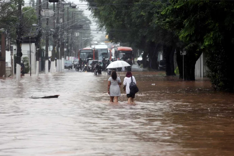 Chuvas: segundo a prefeitura, a cidade tinha 76 pontos de alagamento, sendo 68 intransitáveis (Rahel Patrasso/Reuters)