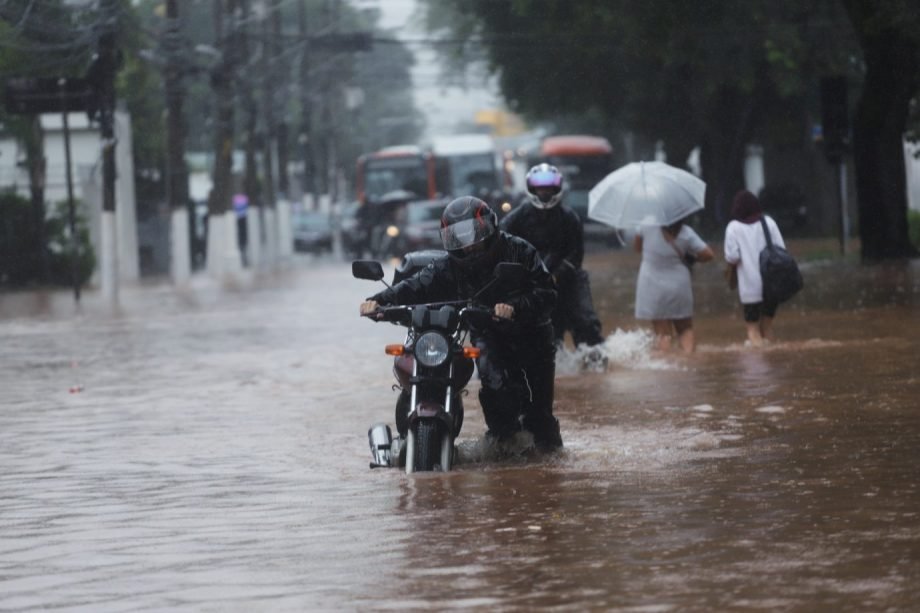 Motoqueiro tenta deixar rua alagada, após temporal em São Paulo<div id="gtx-trans" style="position:absolute;left:198px;top:62px;"><div class="gtx-trans-icon"></div></div>