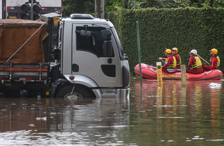 Chuvas em São Paulo: nesta segunda, chuvas deixaram ruas alagadas e vias interditadas (Rahel Patrasso/Reuters)