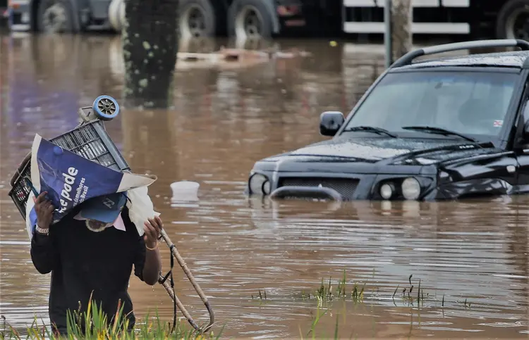 Enchentes: até o momento, 142 pessoas estão desabrigadas e 516 desalojadas (Rahel Patrasso/Reuters)