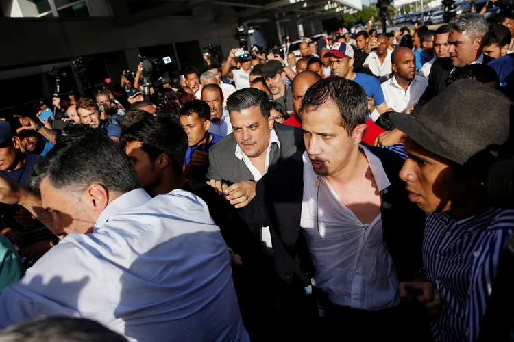 Juan Guaidó: assim que o político saiu do terminal aéreo, quase 200 pessoas o socaram e o atingiram com diversos objetos (Manaure Quintero/Reuters)