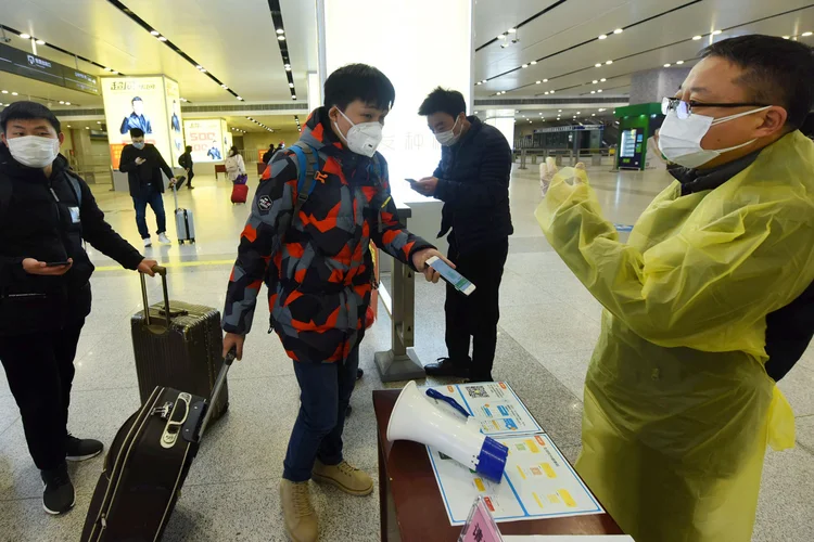 Coronavírus: Viajante mostra um código QR verde que indica seu status de saúde em uma estação ferroviária, em Hangzhou (China Daily/Reuters)